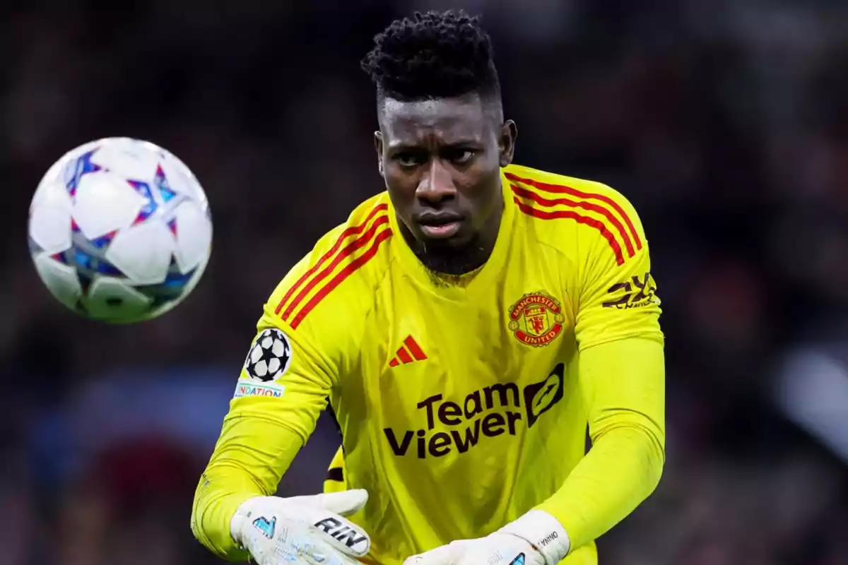 Portero del Manchester United con uniforme amarillo preparándose para atrapar un balón durante un partido de fútbol Portero del Manchester United con uniforme amarillo preparándose para atrapar un balón durante un partido de fútbol
