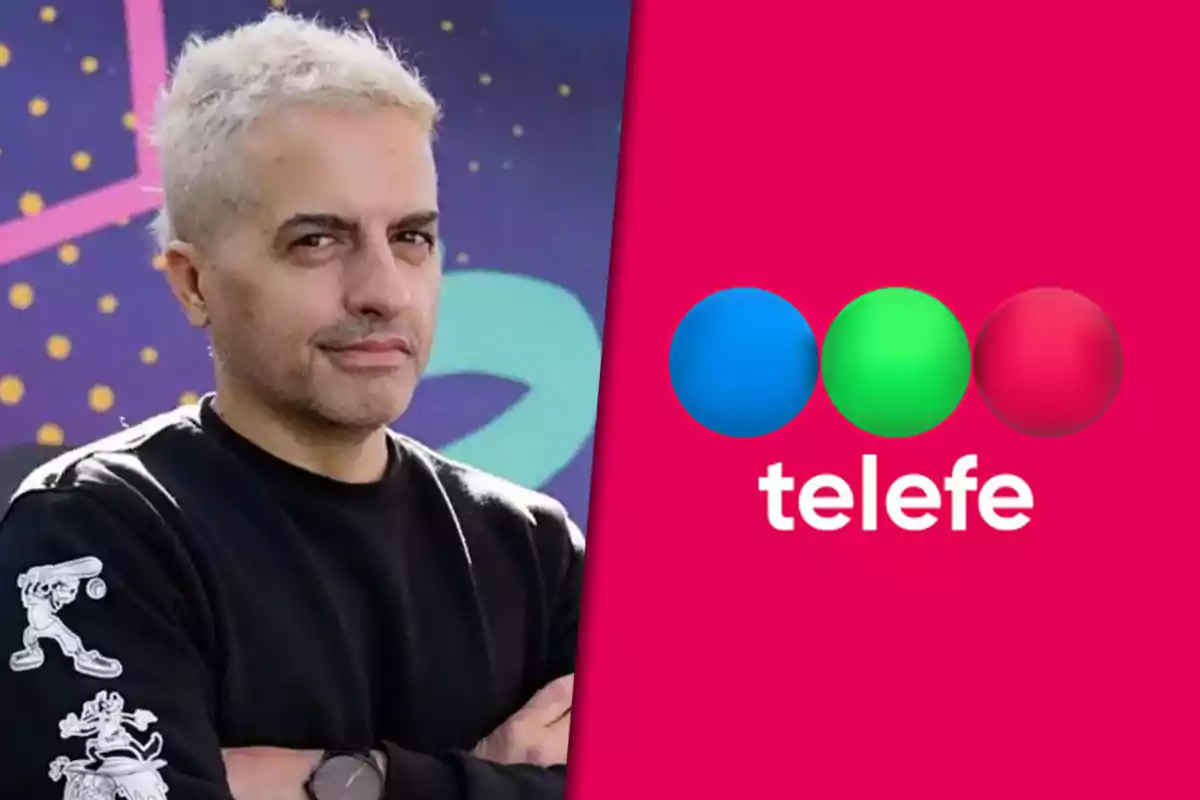 Hombre de cabello corto y canoso con los brazos cruzados junto al logo de Telefe sobre un fondo rosa