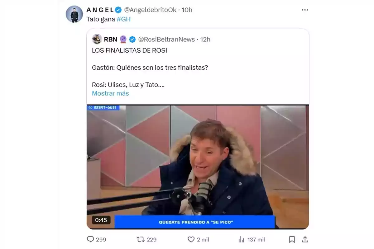 Twitter post showing a tweet by Ángel de Brito commenting on the possible winner of Gran Hermano, along with a screenshot of a TV show featuring a man speaking in front of a microphone. Twitter post showing a tweet by Ángel de Brito commenting on the possible winner of Gran Hermano, along with a screenshot of a TV show featuring a man speaking in front of a microphone.