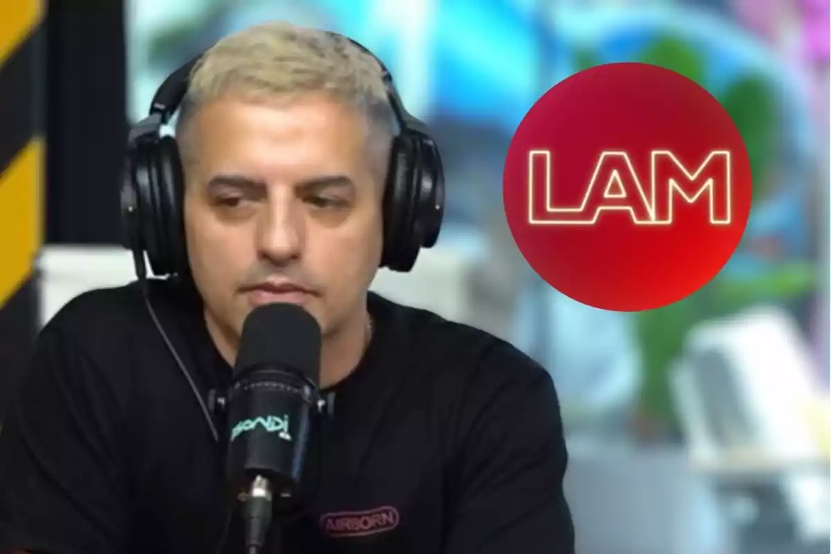 Un hombre con auriculares y micrófono aparece en un estudio de grabación con el logo de LAM en el fondo.