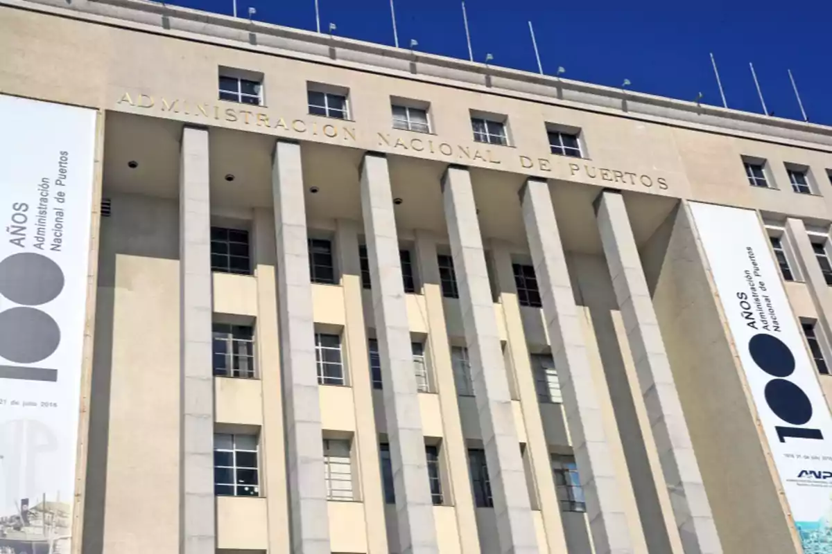 Fachada del edificio de la Administración Nacional de Puertos con banners conmemorativos de su centenario Fachada del edificio de la Administración Nacional de Puertos con banners conmemorativos de su centenario