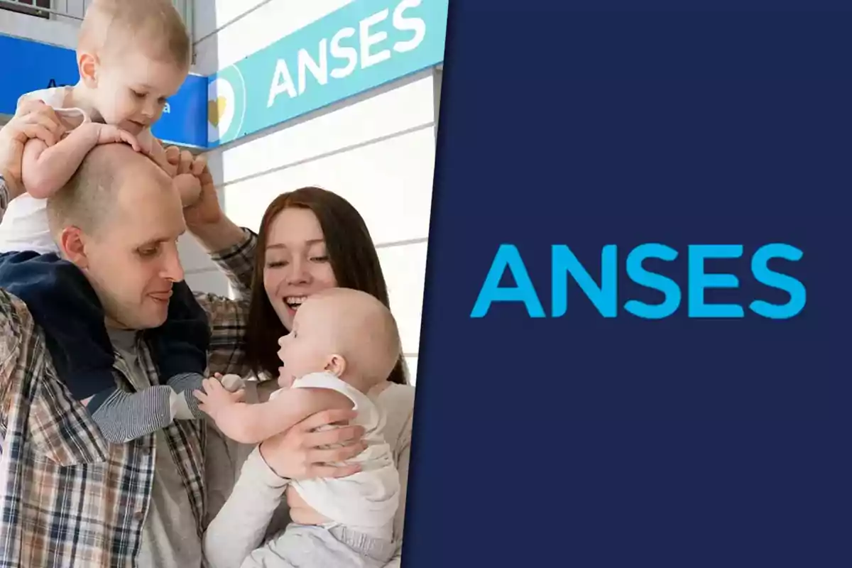 Una familia sonriente con dos niños pequeños frente a un cartel de ANSES.