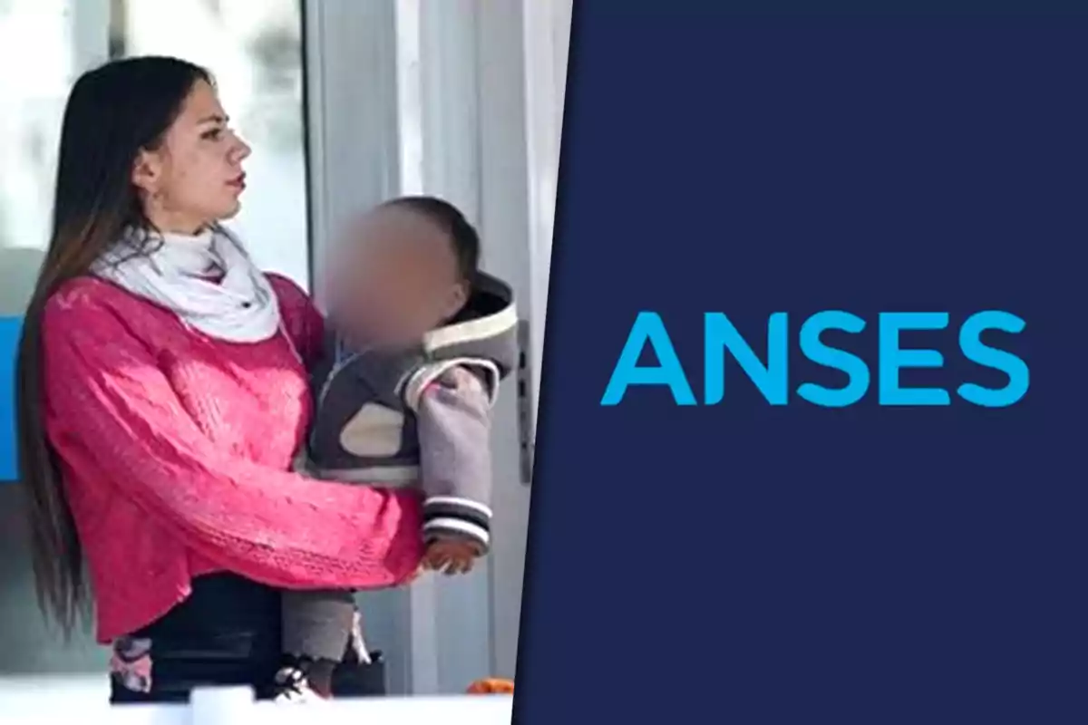 Una mujer con un suéter rosa sostiene a un niño pequeño frente a un edificio, junto al logotipo de ANSES.