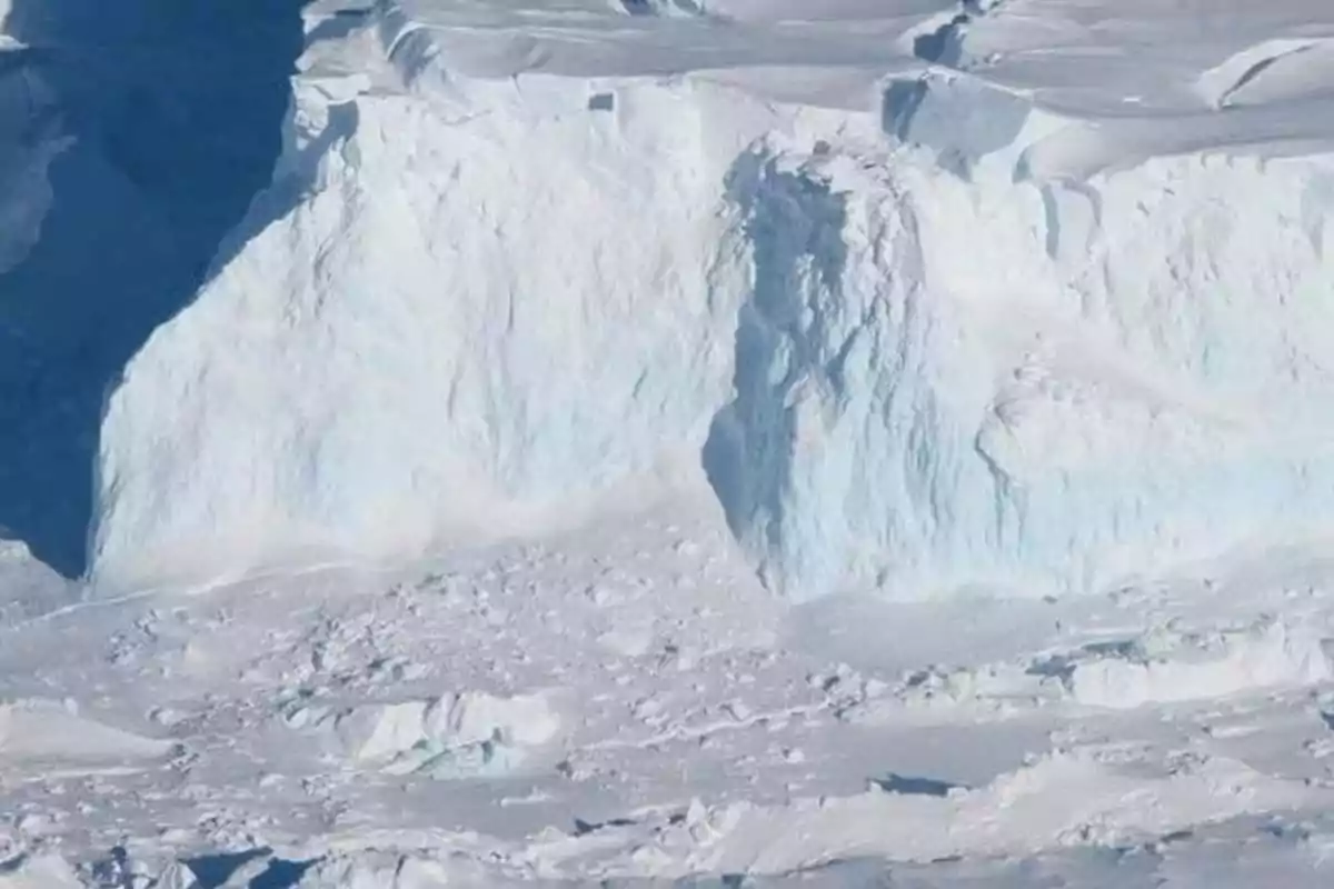 Gran bloque de hielo y nieve en una zona polar Gran bloque de hielo y nieve en una zona polar