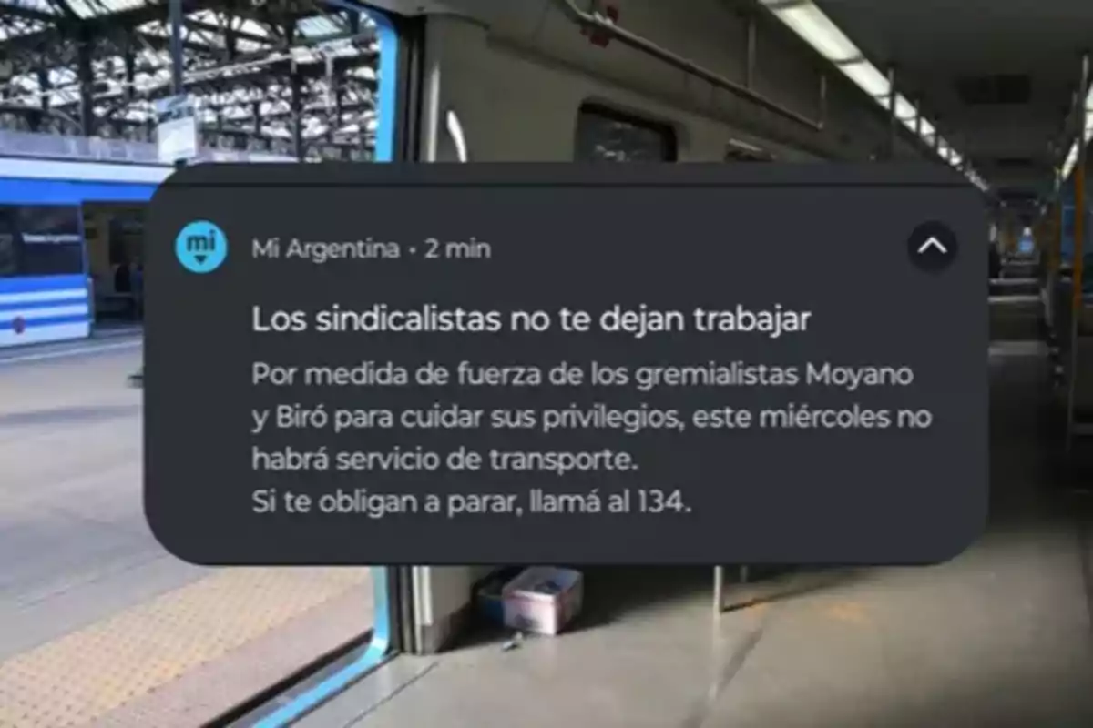 Un mensaje de notificación en un tren informa sobre una interrupción del servicio de transporte debido a una medida de fuerza de sindicalistas.