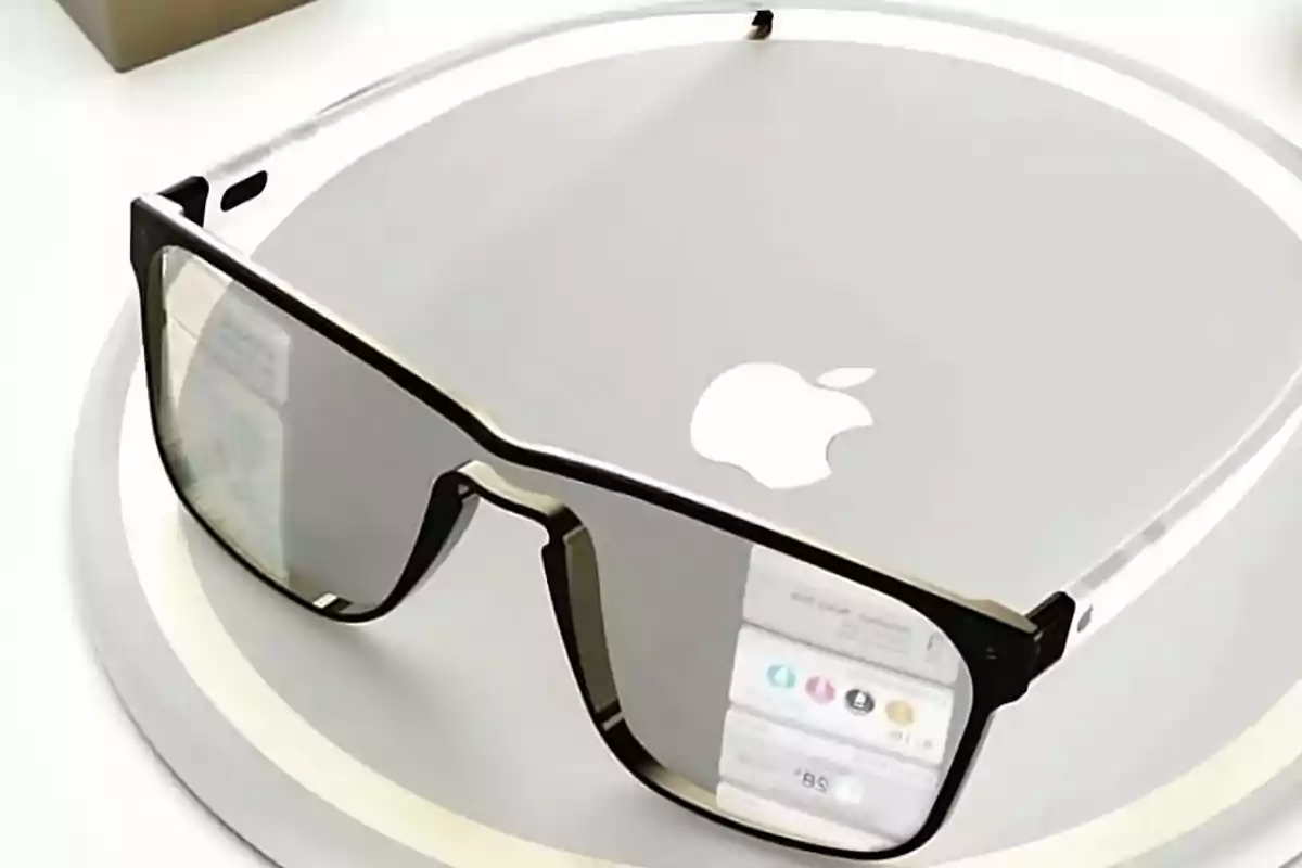 Unas gafas de realidad aumentada con un diseño moderno y pantalla reflejada en los lentes, sobre una superficie con el logotipo de una manzana. Unas gafas de realidad aumentada con un diseño moderno y pantalla reflejada en los lentes, sobre una superficie con el logotipo de una manzana.