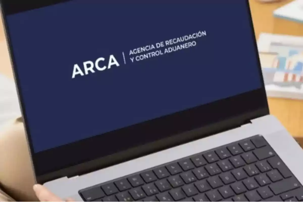 Una computadora portátil muestra en su pantalla el logotipo de la Agencia de Recaudación y Control Aduanero.