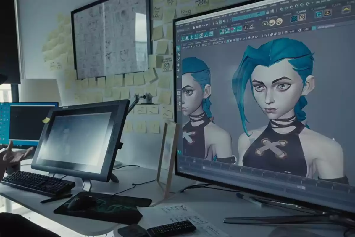 Una estación de trabajo con dos monitores muestra el diseño de un personaje animado con cabello azul en un software de modelado 3D, rodeada de notas adhesivas y bocetos en la pared.