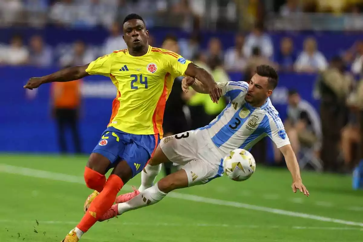 Dos futbolistas de las selecciones de Colombia y Argentina disputan el balón durante un partido en un estadio Dos futbolistas de las selecciones de Colombia y Argentina disputan el balón durante un partido en un estadio