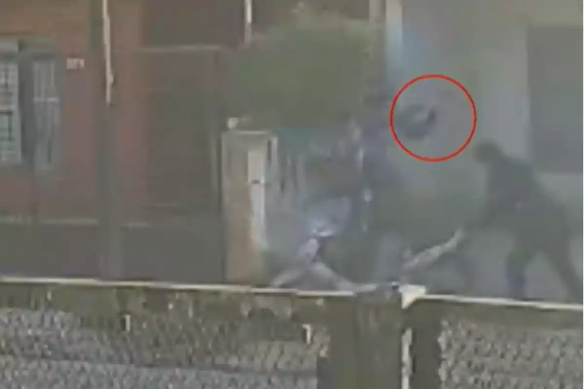 La banda de jóvenes delincuentes de barrio Los Fresnos llevándose la moto que acaban de robar La banda de jóvenes delincuentes de barrio Los Fresnos llevándose la moto que acaban de robar