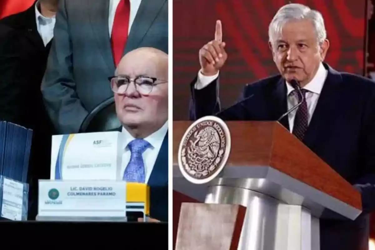 Dos hombres en un evento oficial uno de ellos está sentado con documentos frente a él y el otro está de pie hablando desde un podio con el escudo nacional de México.