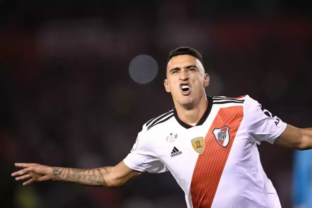 Futbolista de River Plate celebrando un gol con los brazos extendidos y expresión de euforia en el rostro Futbolista de River Plate celebrando un gol con los brazos extendidos y expresión de euforia en el rostro