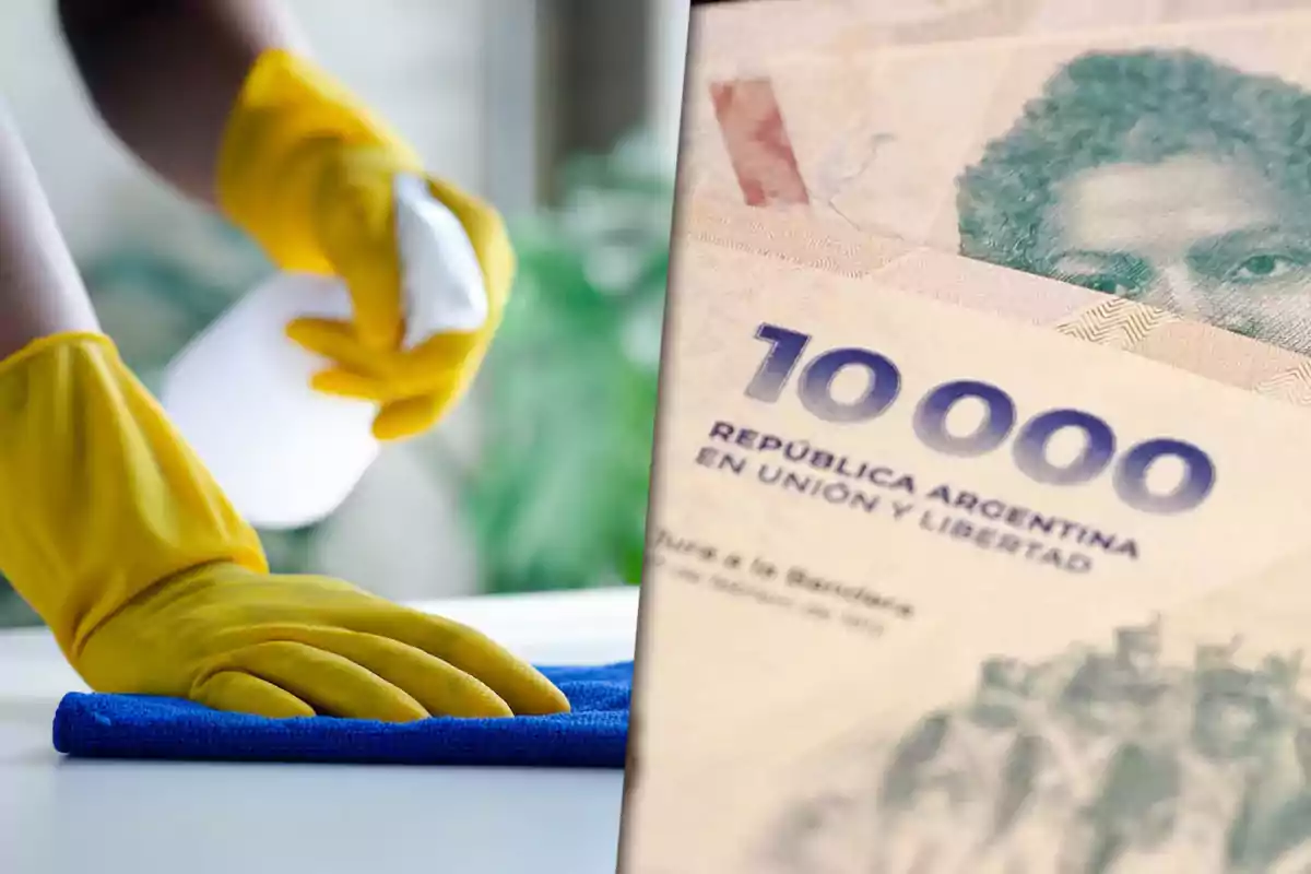 Una mano con guantes amarillos limpia una superficie con un paño azul mientras se observa un billete de 10,000 pesos argentinos.