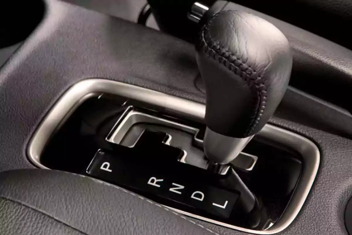 Palanca de cambios automática de un automóvil con las posiciones P R N D L Palanca de cambios automática de un automóvil con las posiciones P R N D L