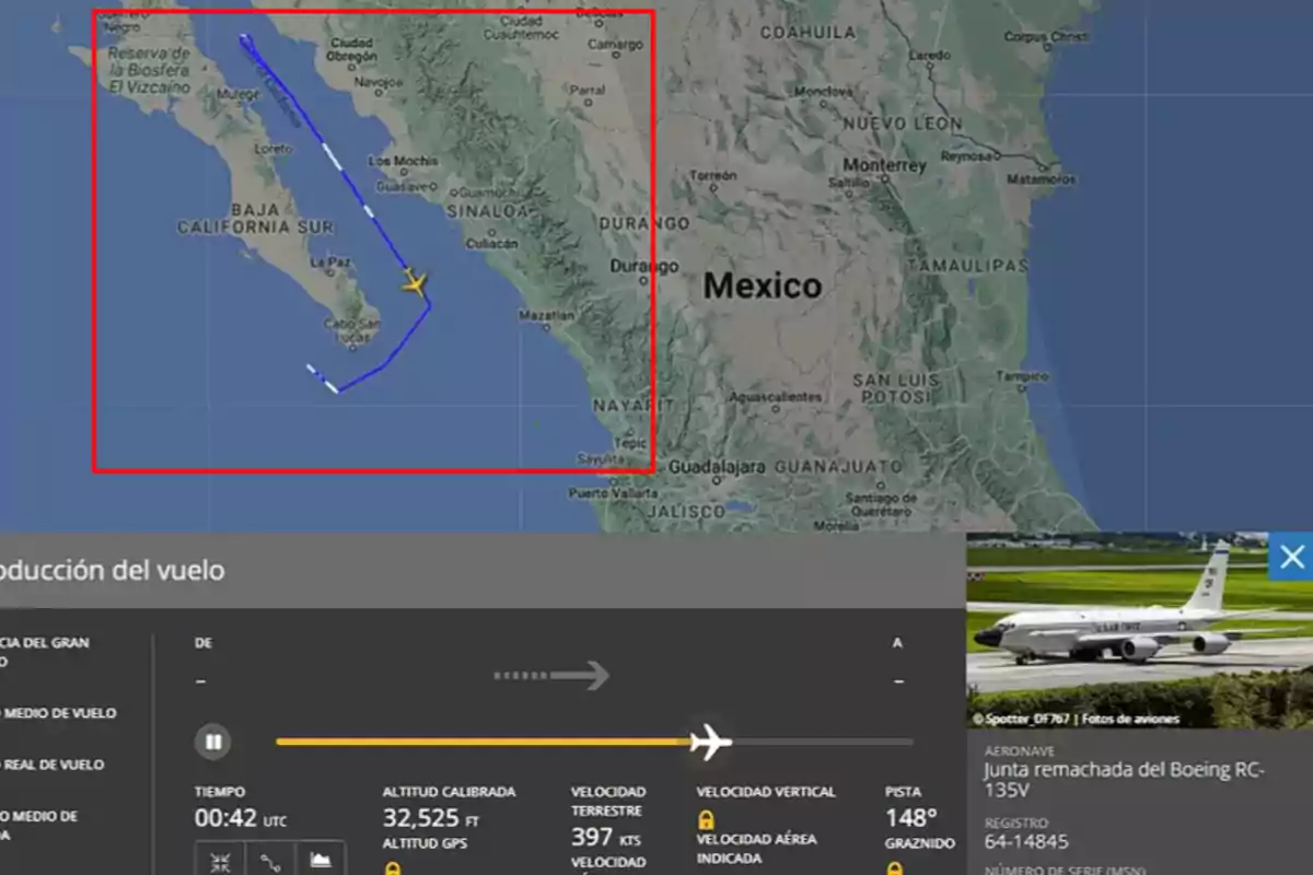 Mapa de seguimiento de vuelo de la aeronave de inteligencia, mostrando la ruta de un avión sobre México, específicamente en Sinaloa.