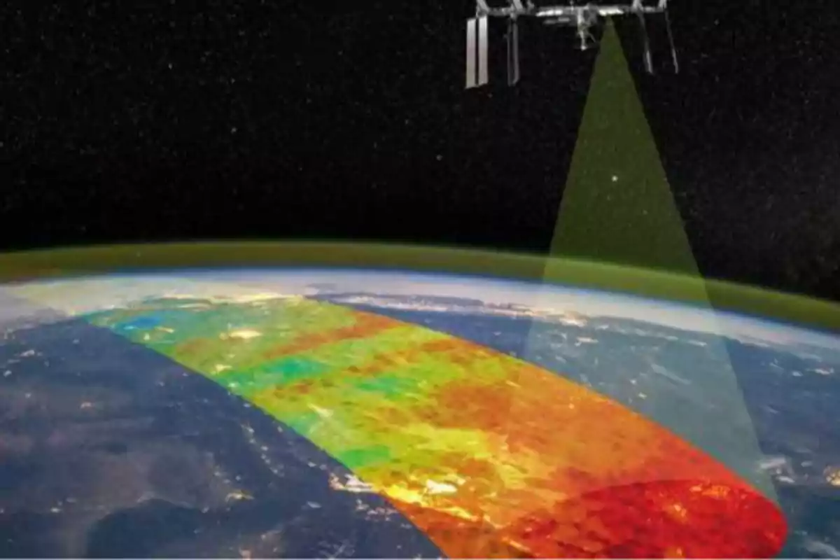 Una estación espacial en órbita proyecta un haz de luz sobre la Tierra mostrando un mapa de calor en colores rojo, amarillo y verde.