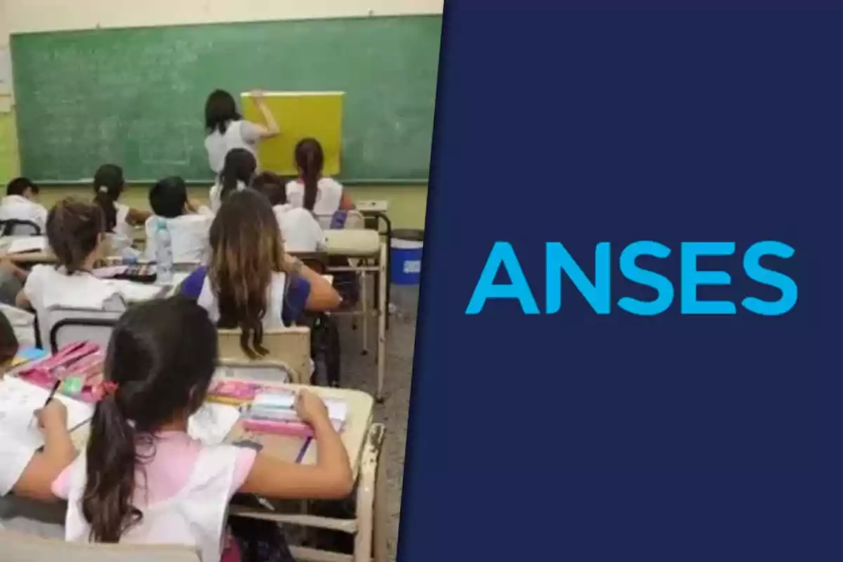 Una clase con estudiantes sentados en sus pupitres y una maestra escribiendo en el pizarrón, junto al logo de ANSES.