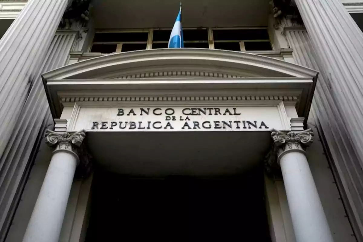 Fachada del Banco Central de la República Argentina con columnas clásicas y una bandera en la parte superior.