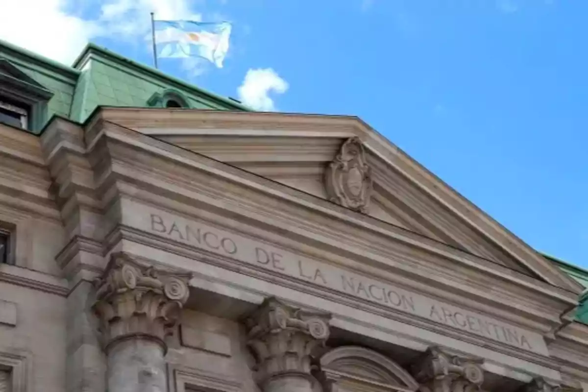 Fachada del Banco de la Nación Argentina con una bandera ondeando en el techo.