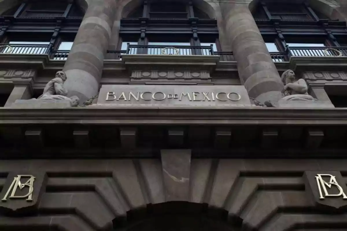 Fachada del edificio del Banco de México con esculturas decorativas y el nombre grabado en la piedra.