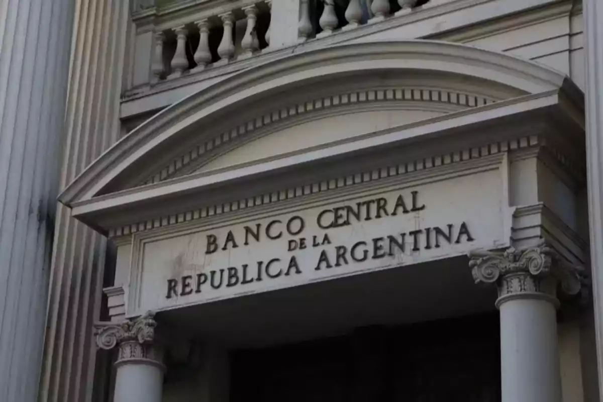 Fachada del Banco Central de la República Argentina con columnas y detalles arquitectónicos clásicos.