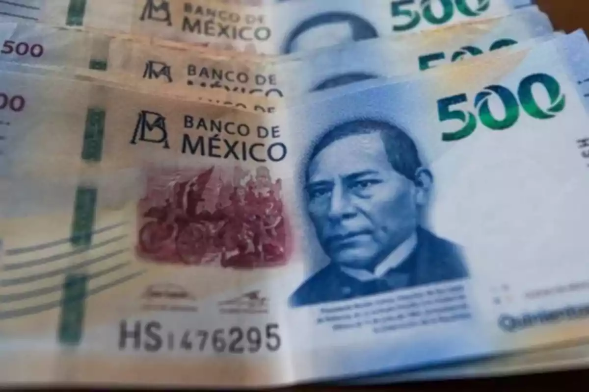 Billetes de 500 pesos mexicanos con la imagen de Benito Juárez y el logotipo del Banco de México.