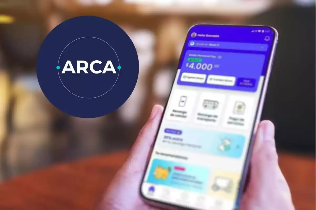 Una persona sostiene un teléfono móvil que muestra una aplicación de billetera con el logotipo de ARCA, los cuales van a imponer un nuevo límite de transferencia en diciembre de 2024.