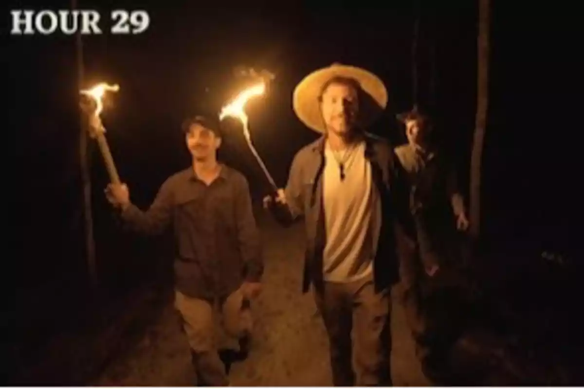 Tres personas caminando en la oscuridad con antorchas encendidas, con el texto Tres personas caminando en la oscuridad con antorchas encendidas, con el texto