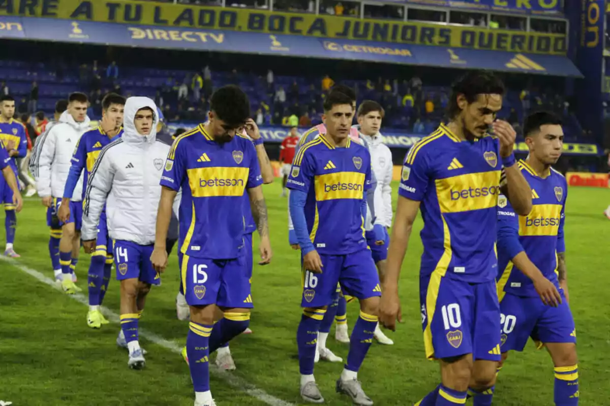 Jugadores de Boca Juniors caminan cabizbajos en el campo de juego tras un partido en La Bombonera Jugadores de Boca Juniors caminan cabizbajos en el campo de juego tras un partido en La Bombonera