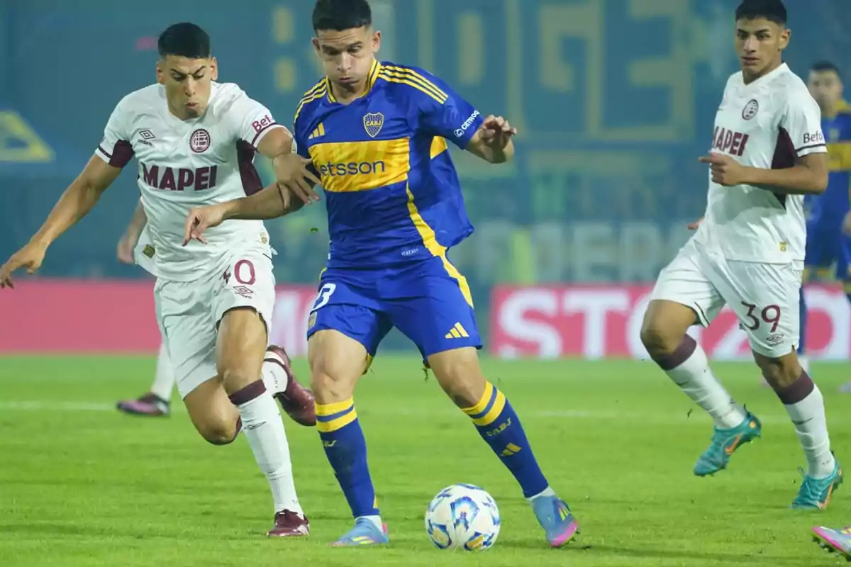 Jugadores de fútbol de dos equipos compiten por el balón en un partido. Jugadores de fútbol de dos equipos compiten por el balón en un partido.