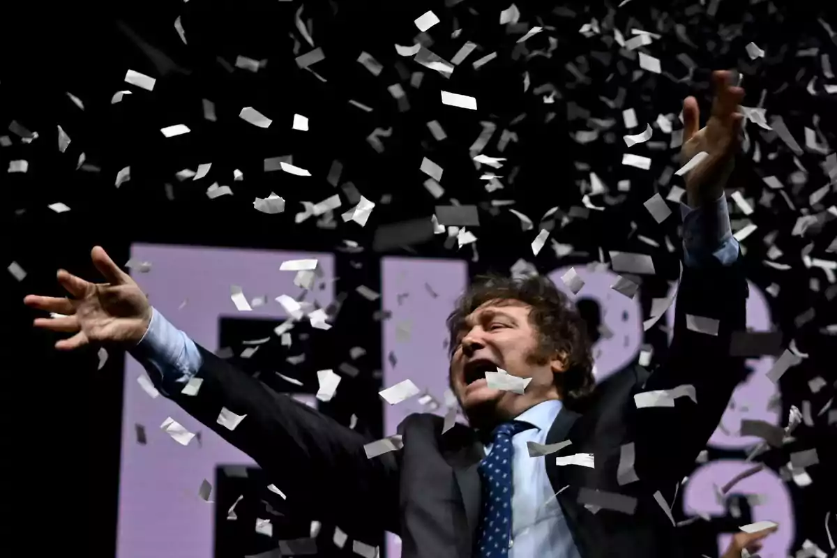 Una persona celebrando bajo una lluvia de confeti en un evento.