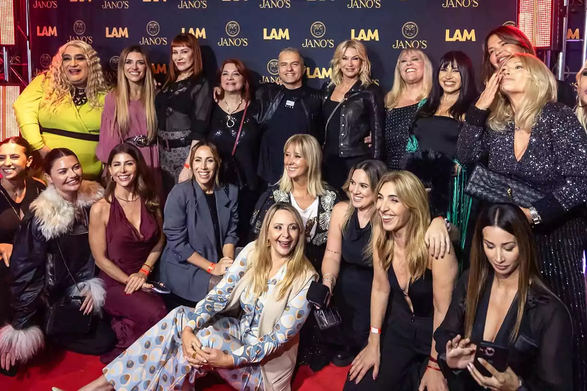 Un grupo de personas posando juntas en un evento con un fondo que tiene los logotipos de LAM y Jano's. Un grupo de personas posando juntas en un evento con un fondo que tiene los logotipos de LAM y Jano's.