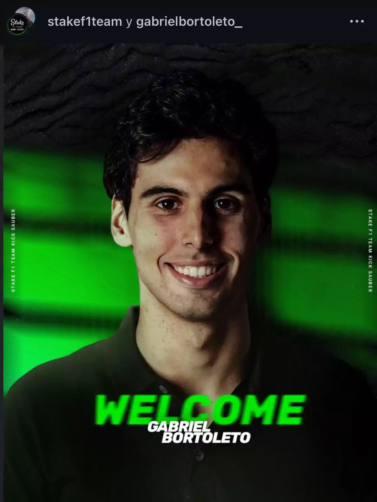 Un hombre sonriente con fondo verde y negro, acompañado del texto 