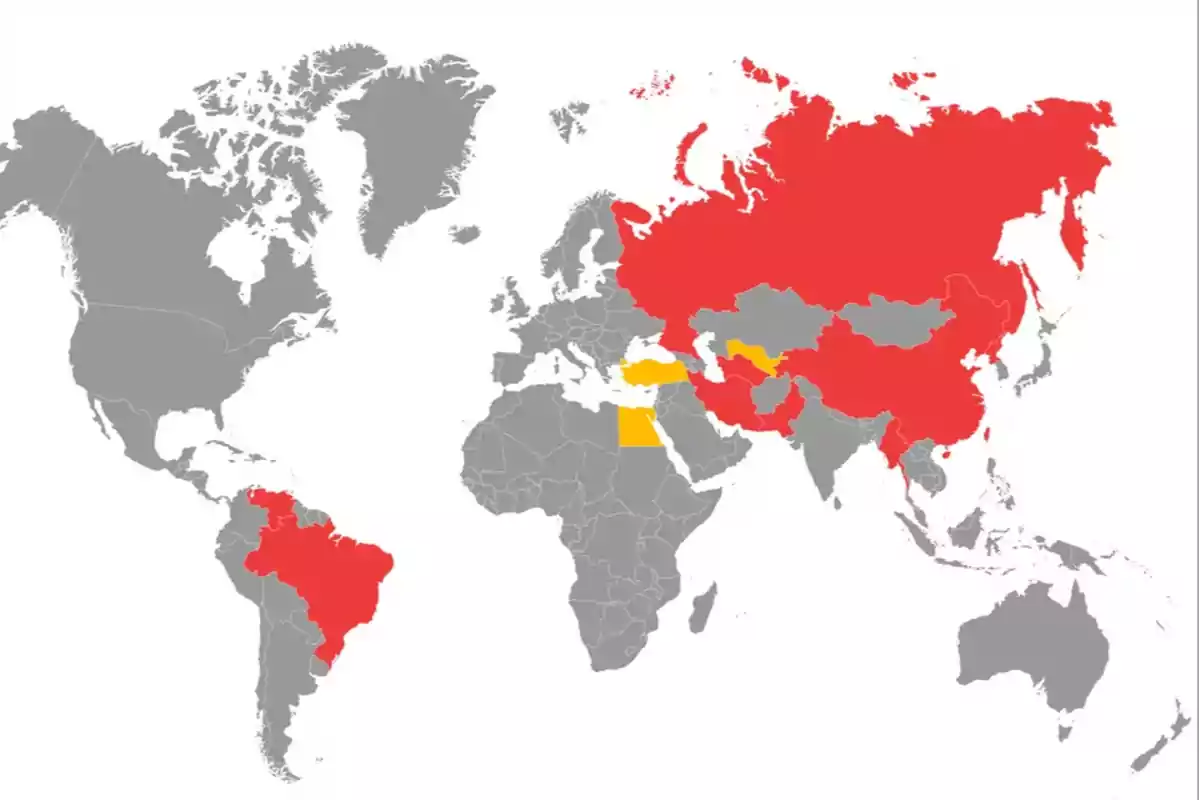 Mapa mundial con países en rojo y amarillo.