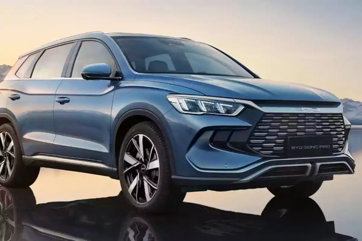 Un SUV azul moderno y elegante estacionado sobre una superficie reflectante con un paisaje montañoso al fondo. Un SUV azul moderno y elegante estacionado sobre una superficie reflectante con un paisaje montañoso al fondo.
