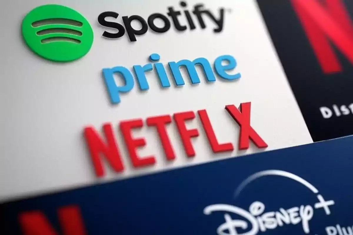 Logotipos de servicios de streaming y música como Spotify, Prime Video, Netflix y Disney+ en un fondo gris.