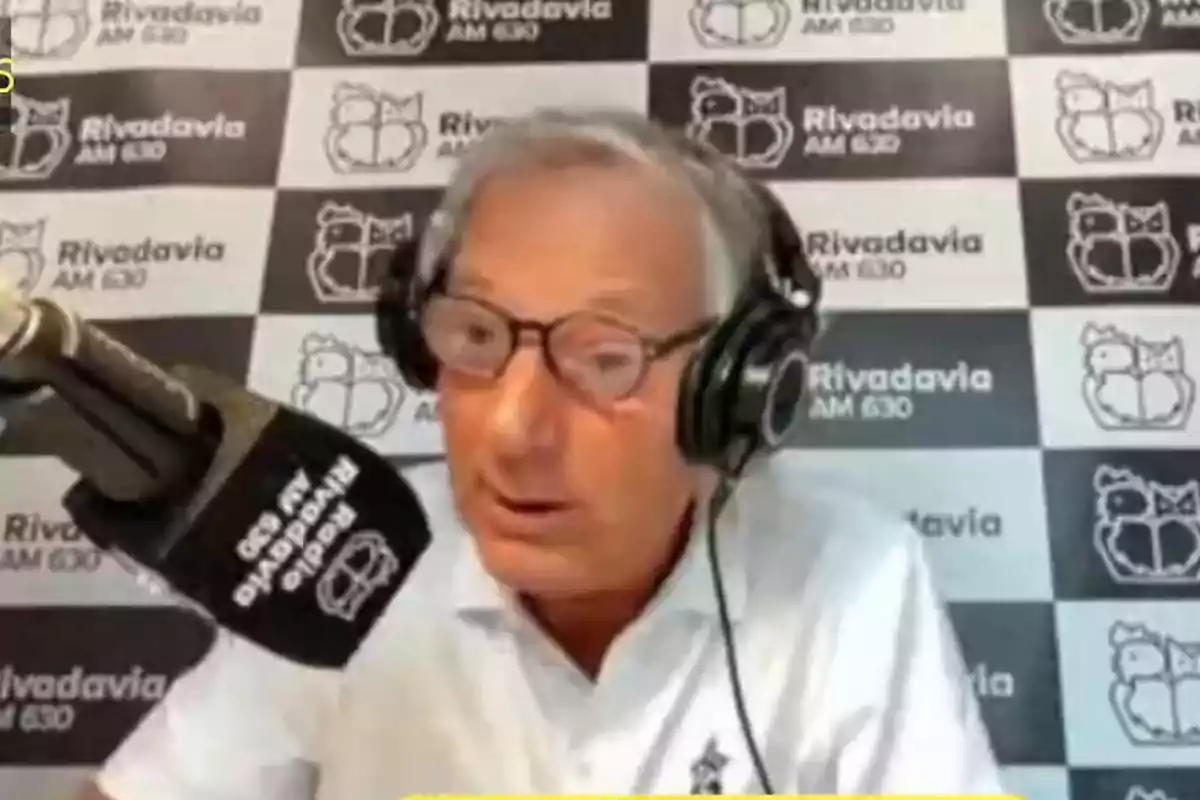 Un hombre con audífonos y micrófono en una cabina de radio con el logo de Rivadavia AM 630 en el fondo.