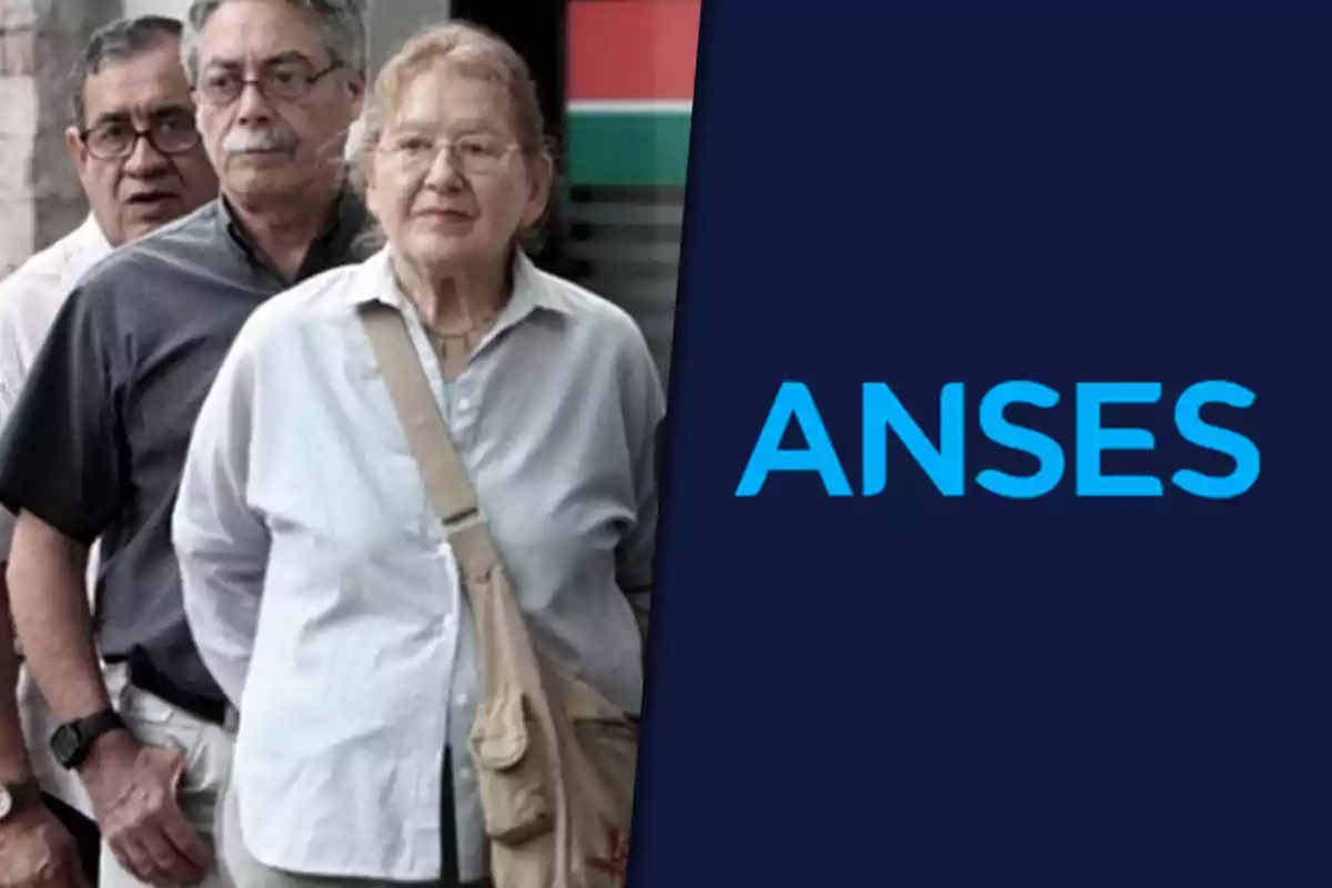 Personas mayores haciendo fila junto al logo de ANSES.