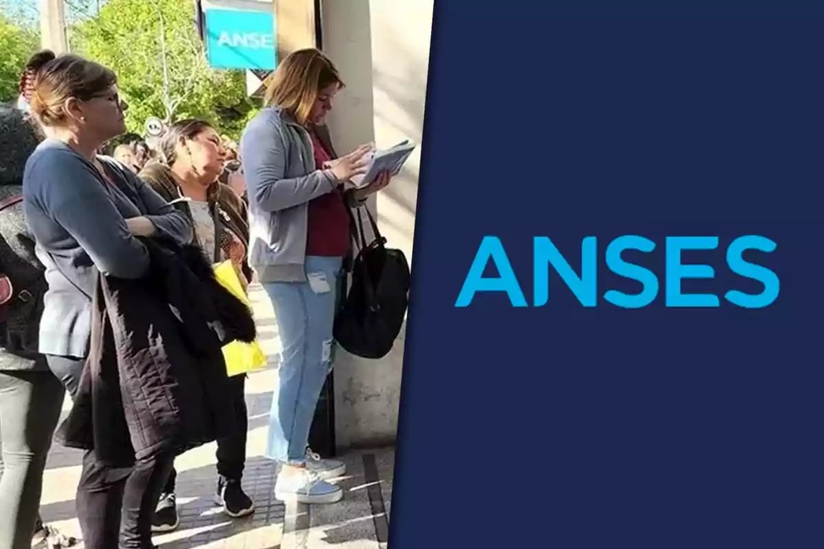 Personas haciendo fila afuera de una oficina de ANSES.