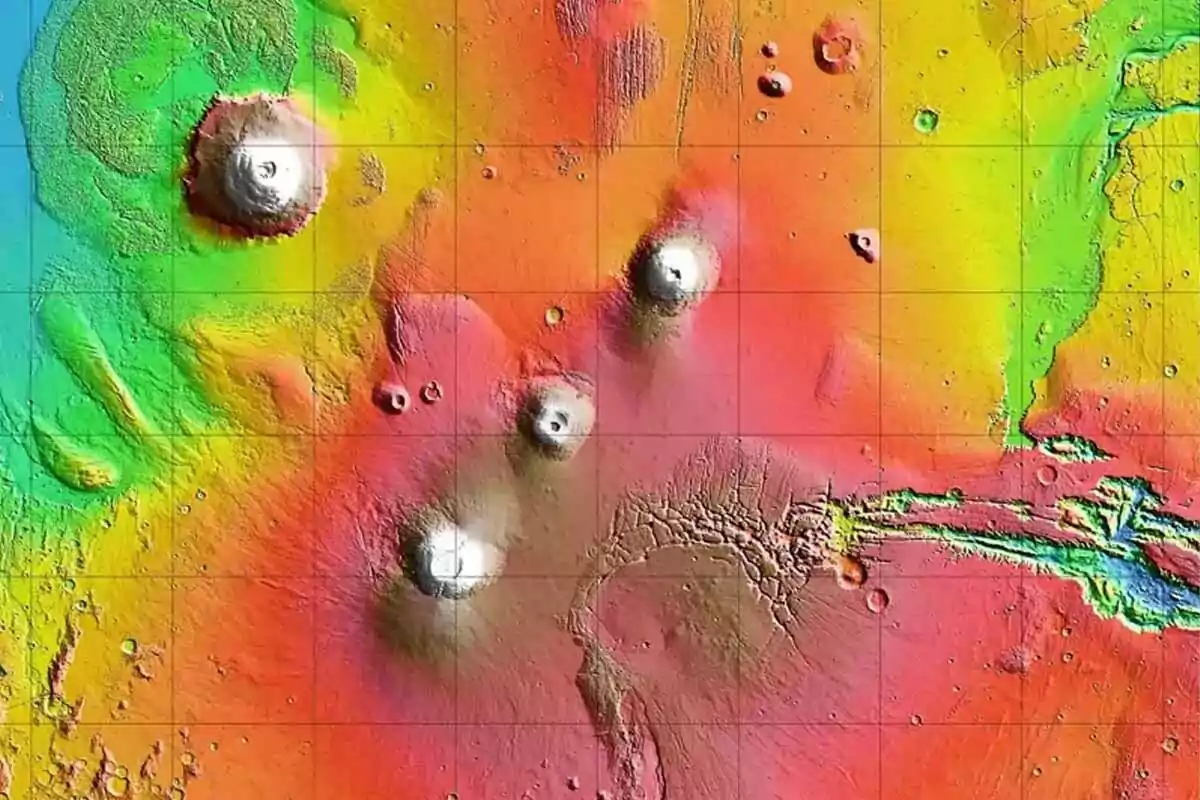 Mapa topográfico en colores de la superficie de Marte mostrando varios volcanes y elevaciones destacadas Mapa topográfico en colores de la superficie de Marte mostrando varios volcanes y elevaciones destacadas