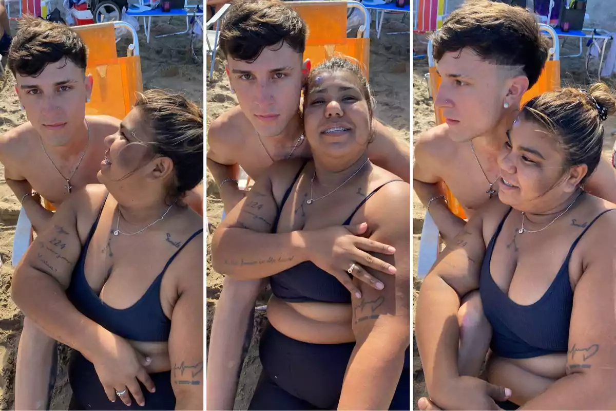 Una pareja joven en la playa, sentados en sillas de playa naranjas, abrazándose y sonriendo, con tatuajes visibles en los brazos de ambos.