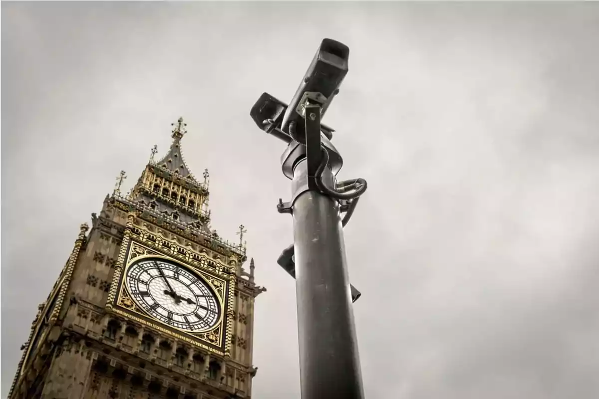 Reloj de la torre del Big Ben con una cámara de seguridad en primer plano.