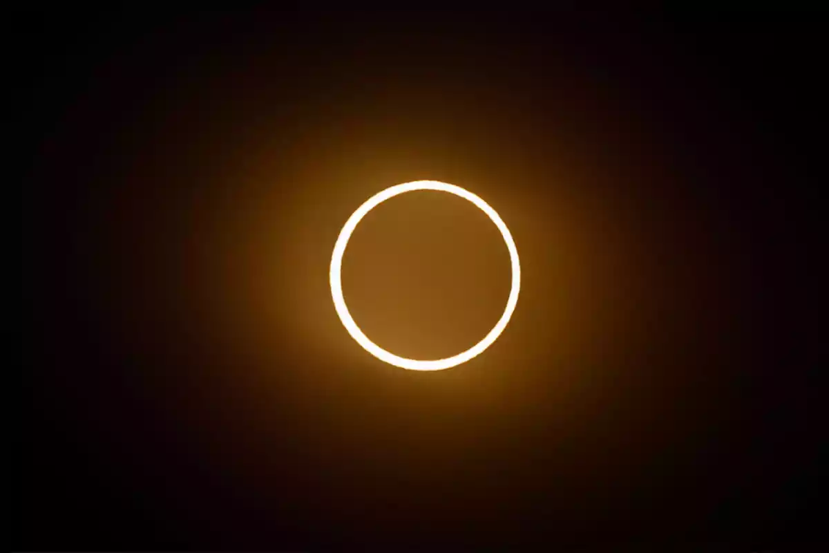 Eclipse solar anular con un anillo de luz brillante alrededor del disco oscuro de la luna.