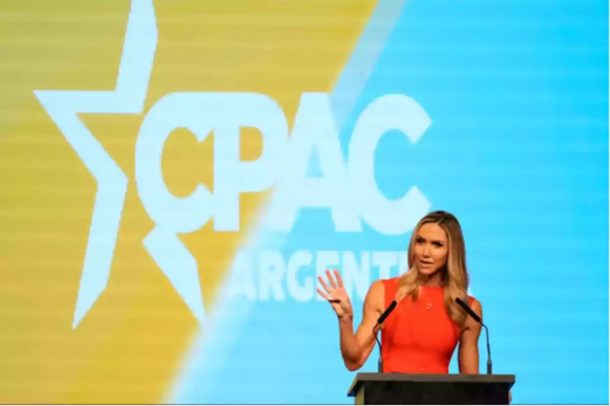 Mujer hablando en un podio frente a un fondo con el logo de CPAC Argentina.