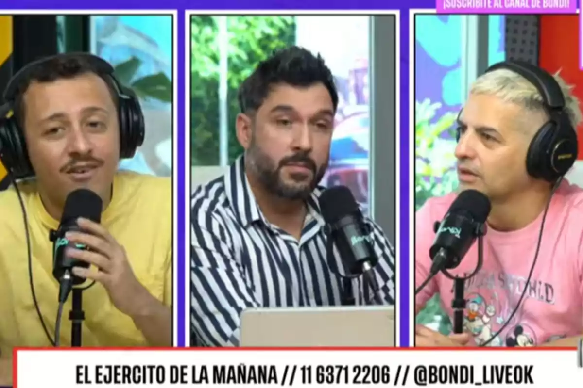 Tres personas con auriculares y micrófonos participan en una transmisión en vivo llamada "El Ejército de la Mañana".