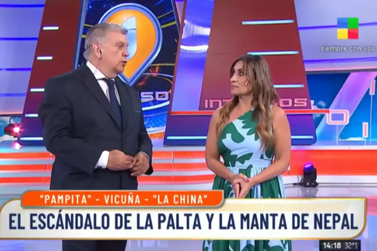 Dos presentadores de televisión en un set discuten sobre un tema titulado "El escándalo de la palta y la manta de Nepal" con un logotipo de canal en el fondo.