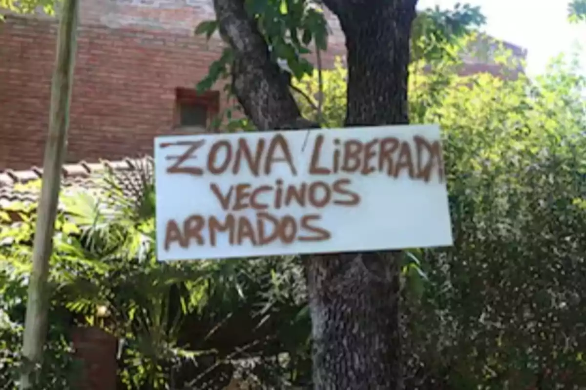 noticiaspuertosantacruz.com.ar - Imagen extraida de: https://derechadiario.com.ar/politica/unos-vecinos-plata-se-armaron-para-defenderse-los-delincuentes