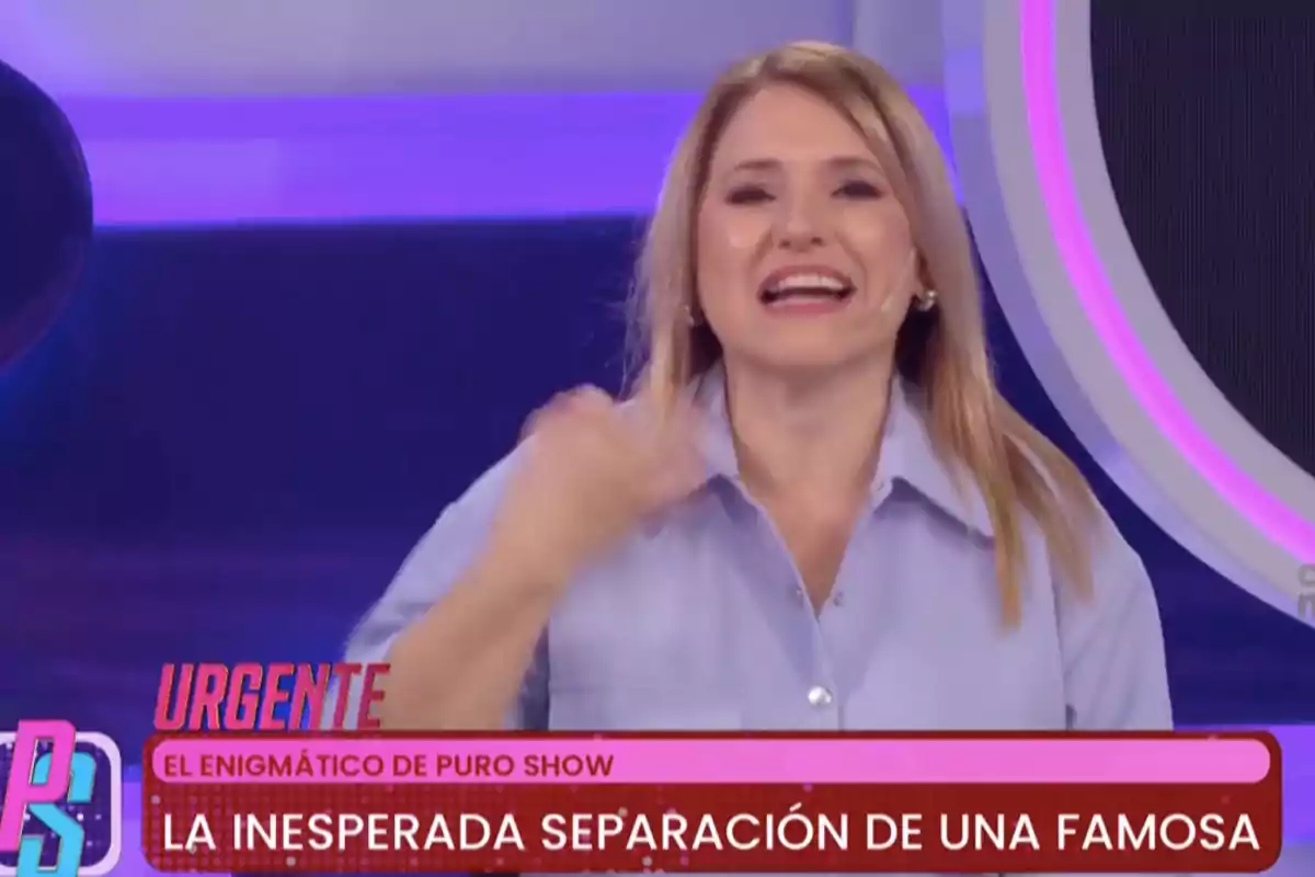 Una presentadora de televisión sonríe mientras habla sobre una noticia urgente en un programa de espectáculos.