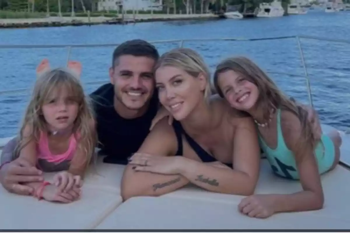 Una familia sonriente está disfrutando de un día soleado en un bote con el mar de fondo.