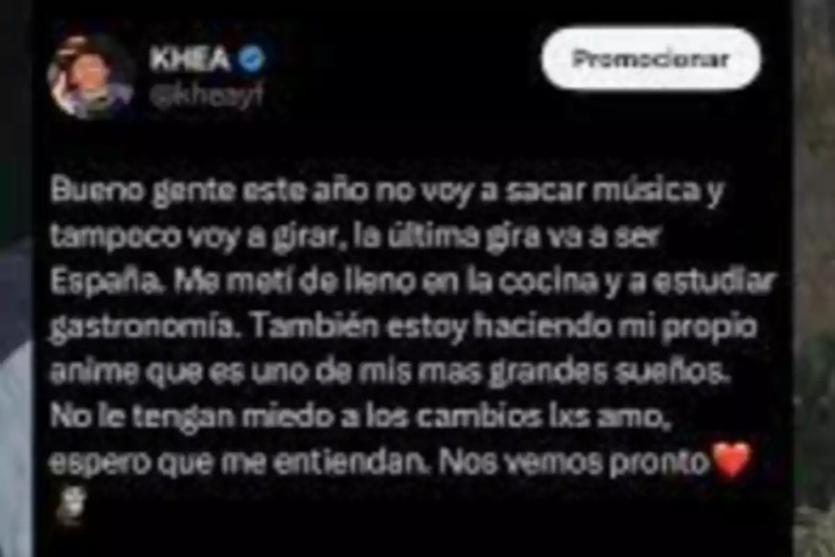 El mensaje anuncia que este año no habrá nueva música ni giras, con la última presentación en España. La persona se está dedicando a la cocina y estudiando gastronomía, además de trabajar en su propio anime, uno de sus grandes sueños. Pide que no teman a los cambios y agradece el apoyo, esperando comprensión. El mensaje anuncia que este año no habrá nueva música ni giras, con la última presentación en España. La persona se está dedicando a la cocina y estudiando gastronomía, además de trabajar en su propio anime, uno de sus grandes sueños. Pide que no teman a los cambios y agradece el apoyo, esperando comprensión.